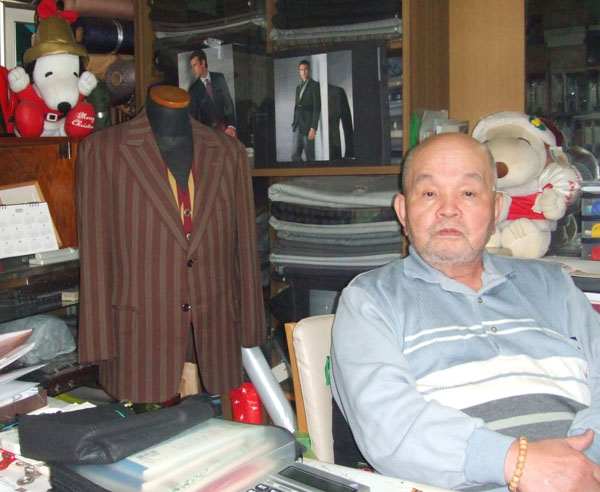 95歳まで現役だった父親の手による背広を横に語る西村さん（Ｃ）日刊ゲンダイ