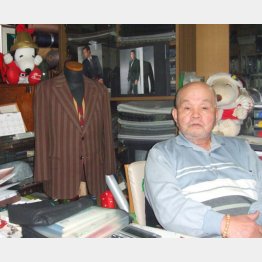 95歳まで現役だった父親の手による背広を横に語る西村さん（Ｃ）日刊ゲンダイ