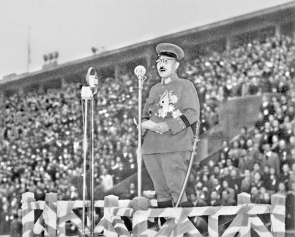 学徒出陣の壮行会で訓示する東條英機首相＝1943年10月21日（Ｃ）共同通信社