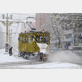 今冬は多雪（今季初出動のササラ電車＝2日、札幌市）／（Ｃ）共同通信社