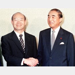 1984年9月、中曽根首相（右）と握手する韓国の全斗煥大統領（Ｃ）共同通信社