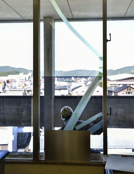 地震で割れた和歌山県御坊市役所の窓ガラス（3日）／（Ｃ）共同通信社
