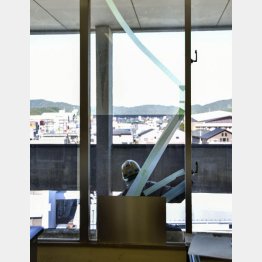 地震で割れた和歌山県御坊市役所の窓ガラス（3日）／（Ｃ）共同通信社