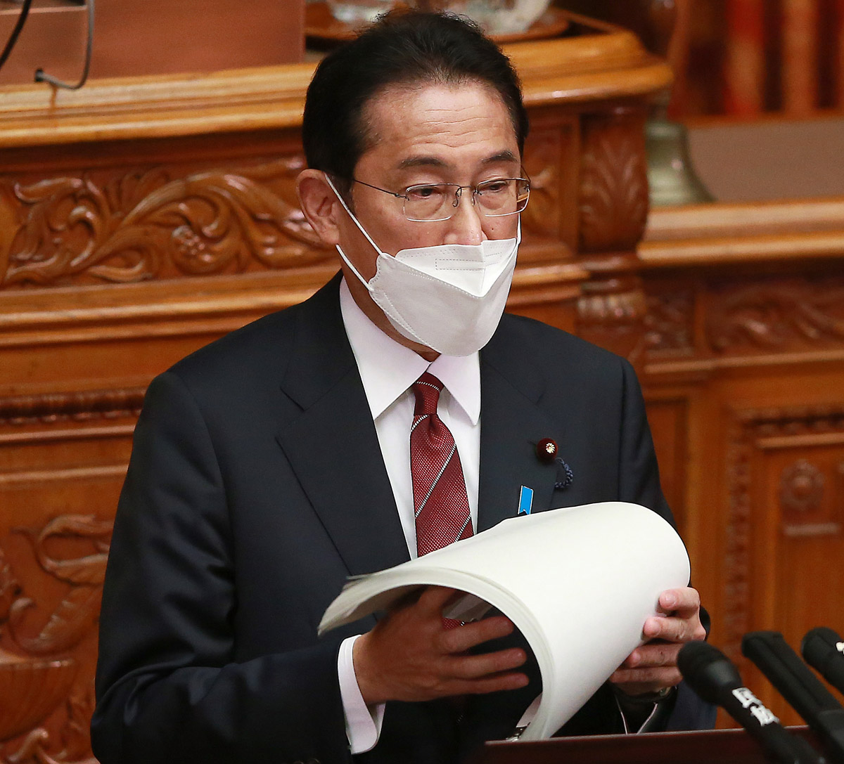 所信表明演説では「できるだけ前倒しにする」と岸田首相（Ｃ）日刊ゲンダイ