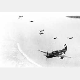 太平洋戦争末期、日本本土上空に向かう米海軍機＝1945年（昭和20年）／（Ｃ）共同通信社