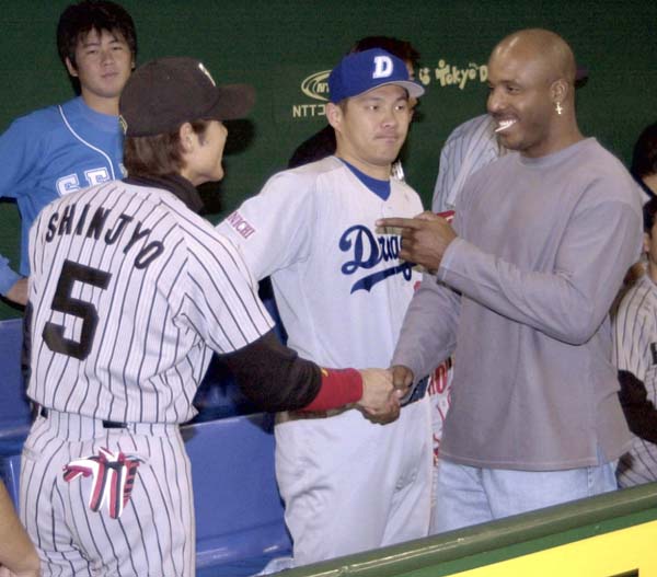 2000年日米野球終了後、バリー・ボンズと握手する新庄（Ｃ）共同通信社