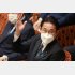 また醜態（衆院予算委で答弁のため挙手する岸田首相、昨13日）／（Ｃ）日刊ゲンダイ