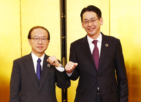 統合で合意した愛知銀の伊藤頭取（左）と中京銀の小林頭取（Ｃ）共同通信社