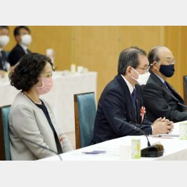 「新しい資本主義実現会議」に出席した連合の芳野友子会長（左）／（Ｃ）共同通信社