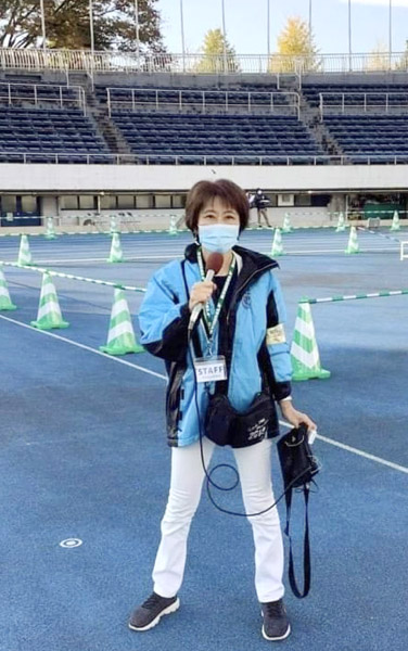 駒沢陸上競技場で大会の開始を待つ筆者（本人提供）