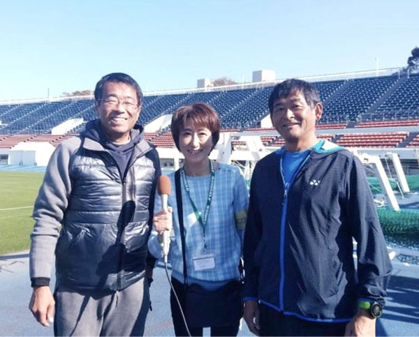 2019年大会ゲスト解説の新宅雅也さん（左）、谷口浩美さん（右）とのスリーショット（本人提供）