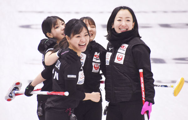 女子プレーオフで韓国を破り、北京五輪出場を決めて喜ぶロコ・ソラーレ（Ｃ）共同通信社