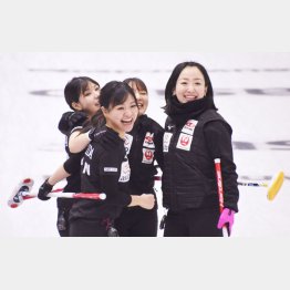 女子プレーオフで韓国を破り、北京五輪出場を決めて喜ぶロコ・ソラーレ（Ｃ）共同通信社