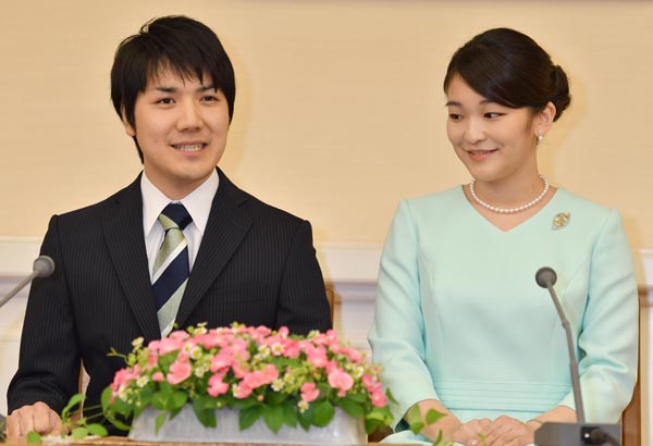 婚約発表会見での小室圭さんと眞子さん（代表撮影）