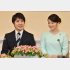 婚約発表会見での小室圭さんと眞子さん（代表撮影）