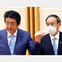 日本をダメにしたツートップ（安倍元首相と菅元首相＝右）／（Ｃ）ロイター＝共同