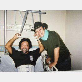 頚椎の手術前、面会謝絶の病室で西田敏行さんと（提供写真）