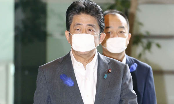安倍元首相本人も2020年8月あたりにアベノマスクを封印（Ｃ）共同通信社