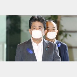 安倍元首相本人も2020年8月あたりにアベノマスクを封印（Ｃ）共同通信社