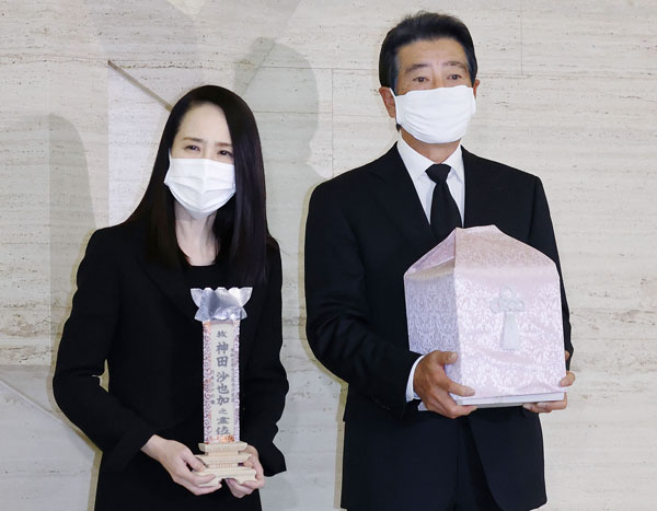 沙也加さんの火葬を終え、取材に応じる神田正輝さん（右）と松田聖子さん（Ｃ）共同通信社