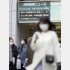 初の市中感染を伝える大型モニター（22日、大阪・梅田）／（Ｃ）共同通信社