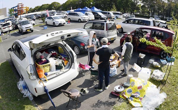 熊本地震では車中泊のクルマで駐車場が満車に（Ｃ）共同通信社