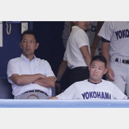 あれから2年、平田徹・前横浜高監督（右）は…（金子雅部長と、2019年当時）／（Ｃ）日刊ゲンダイ