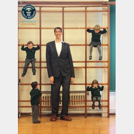 「世界一背の高い男性」のスルタン・コーセンさん（ツイッターから）
