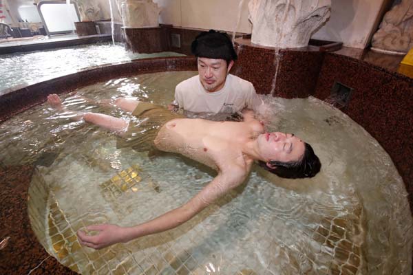水風呂でプカプカ（Ｃ）日刊ゲンダイ