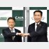 東急ハンズの買収発表の記者会見で、東急ハンズの木村成一社長（右）と撮影に応じるカインズの高家正行社長＝２２日午後、東京都港区（Ｃ）共同通信社
