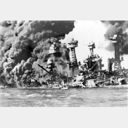 日本海軍航空隊による真珠湾攻撃で炎上する米軍戦艦「カリフォルニア」（1941年12月8日、ホノルル・アリゾナ記念館蔵）
