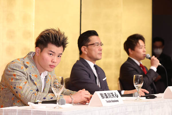 （左から）那須川天心、RIZIN榊原信行CEO、武尊（Ｃ）日刊ゲンダイ