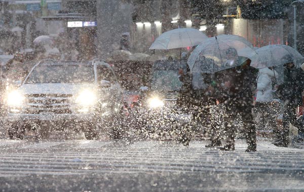 大雪の後は…（6日、降雪に見舞われる渋谷駅前スクランブル交差点を行き交う人々）／（Ｃ）日刊ゲンダイ