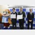 権力監視や中立性が本当に保てるのか？（読売新聞大阪本社の柴田岳社長〈央〉と包括連携協定を結んだ大阪府の吉村洋文知事＝左）／（Ｃ）共同通信社