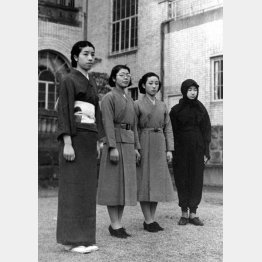 戦争中に制定された「婦人標準服」。女性のもんぺ姿も「戦争協力」を示すものとして象徴的に称揚された（Ｃ）共同通信社