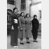 戦争中に制定された「婦人標準服」。女性のもんぺ姿も「戦争協力」を示すものとして象徴的に称揚された（Ｃ）共同通信社