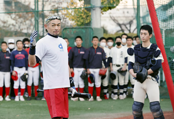 国学院久我山の選手たちを指導するイチロー（代表撮影）