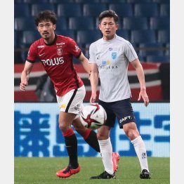 浦和とのカップ戦に出場したカズ。左は2021年昨季限りで引退した40歳のMF阿部（Ｃ）Norio ROKUKAWA／office La Strada