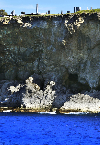 サイパン島の海からみた「バンザイクリフ」。崖の上には慰霊碑が立ち並ぶ（撮影・堀誠、共同）