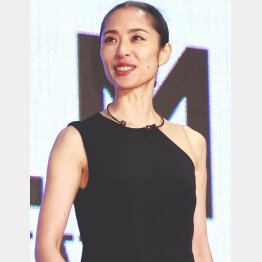 恋人が支えに（Ｃ）日刊ゲンダイ