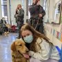「子どもたちを守れ！」米国初のコロナ探知犬が学校で大活躍