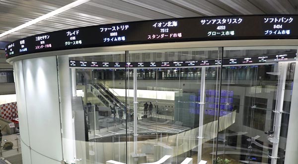 東京証券取引所が電光掲示板にデモンストレーションで表示した市場再編後の上場銘柄（Ｃ）共同通信社