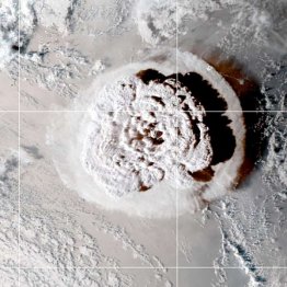衛星から見たトンガ沖海底火山の噴火の様子（Ｃ）ロイター
