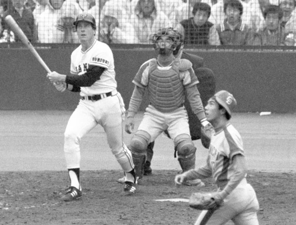 1981年4月4日の開幕戦で巨人のトマソン（左）に本塁打を打たれる牛島（右）。捕手はデビュー戦の新人時代の筆者（Ｃ）共同通信社