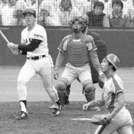 1981年4月4日の開幕戦で巨人のトマソン（左）に本塁打を打たれる牛島（右）。捕手はデビュー戦の新人時代の筆者