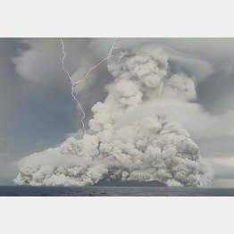 噴煙の高さは1万6000ｍ（Ｃ）ロイター／Tonga Geological Services