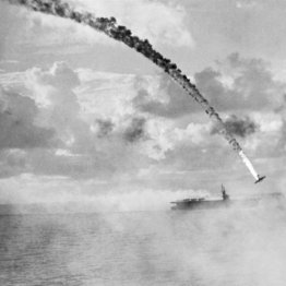 サイパンの戦いで撃墜される日本軍の飛行機