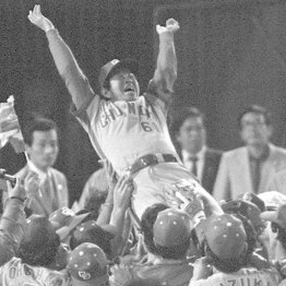1982年に8年ぶりのリーグ優勝を決め、胴上げされる近藤監督