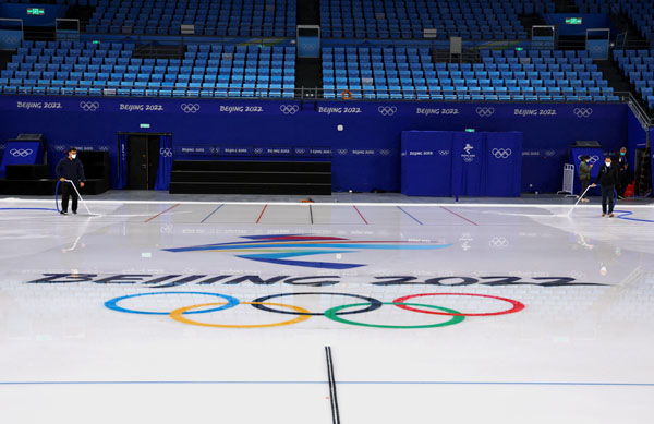 2022年北京冬季五輪のスケート会場に氷を張るスタッフたち（Ｃ）ロイター