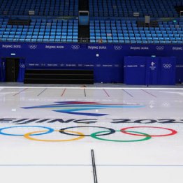 2022年北京冬季五輪のスケート会場に氷を張るスタッフたち